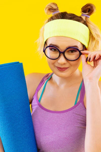 Mujer de cabello rubio con gafas que van a clase de yoga — Foto de Stock