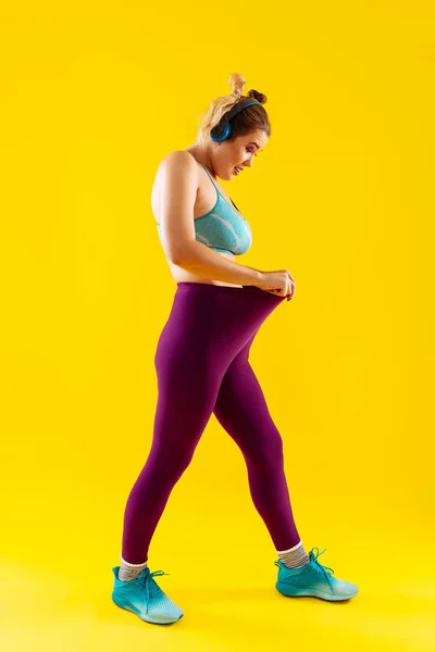 Mujer joven sintiéndose muy motivada después de perder peso — Foto de Stock