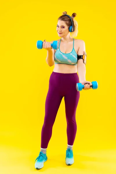 Vrouw dragen korte top en legging hard trainen — Stockfoto