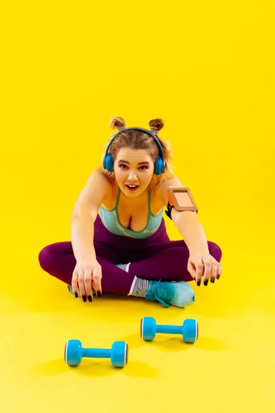 Žena milující váhy pocit únavy po cvičení v dopoledních hodinách — Stock fotografie