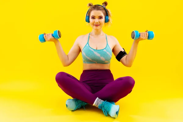 Vrouw dragen kleurrijke sport kleding bedrijf trainingshalter — Stockfoto