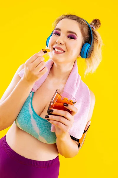 Agradable mujer trabajando en la pérdida de peso comiendo deliciosas zanahorias — Foto de Stock