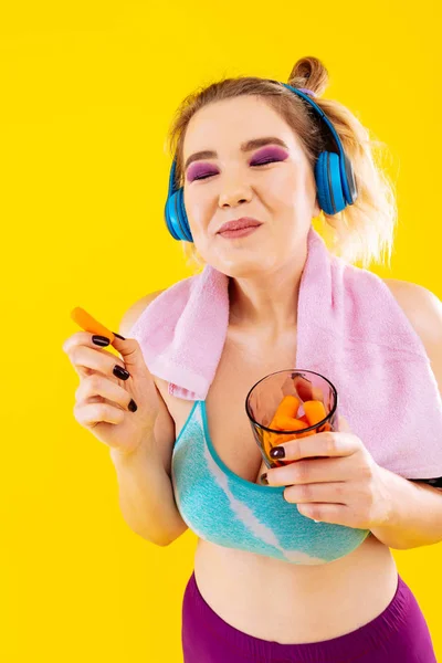 Donna bionda si sente veramente soddisfatta dopo aver mangiato carote — Foto Stock