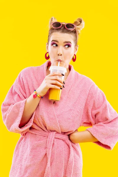 Blond kvinna bär Rosa morgonrock dricka morgon juice — Stockfoto