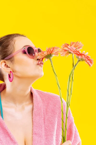 Femme drôle se sentant heureuse après avoir reçu des fleurs de petit ami — Photo