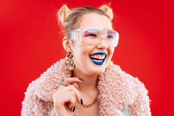 Wanita ceria dengan bibir biru dan penutup mata merah muda tertawa — Stok Foto