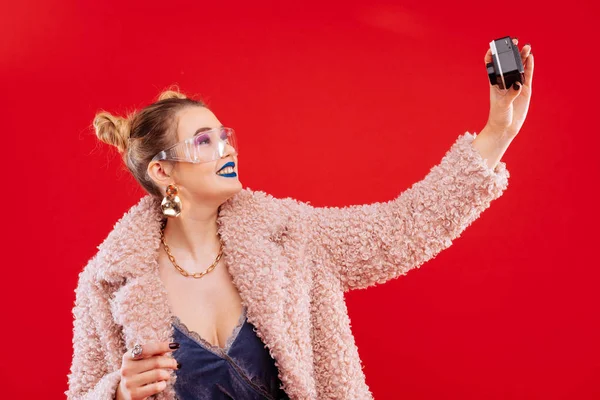 Mujer de moda con labios azules haciendo selfie usando la cámara — Foto de Stock