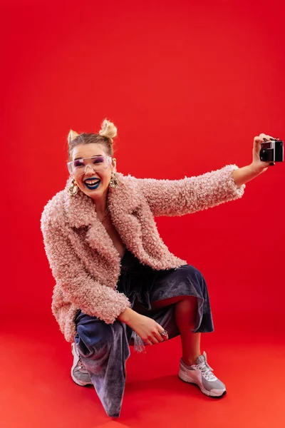 Una Mujer Positiva Mujer Positiva Alegre Que Usa Ropa Moda — Foto de Stock