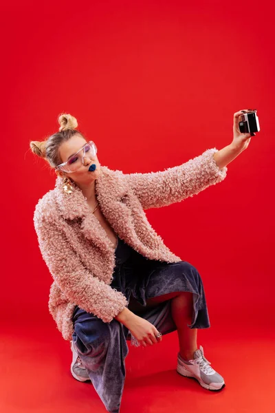 Mulher com lábios azuis fazendo selfie para o namorado — Fotografia de Stock