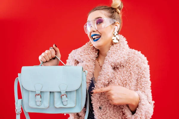 Blogger de moda sintiéndose satisfecha consiguiendo su bolso de cuero azul — Foto de Stock