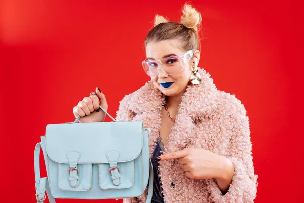 Shopaholic dengan makeup merasa luar biasa setelah membeli tas baru — Stok Foto