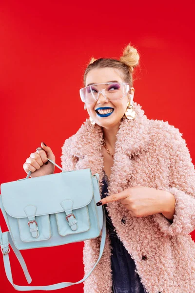 Mujer rubia con labios azules sonriendo ampliamente después de ir de compras —  Fotos de Stock