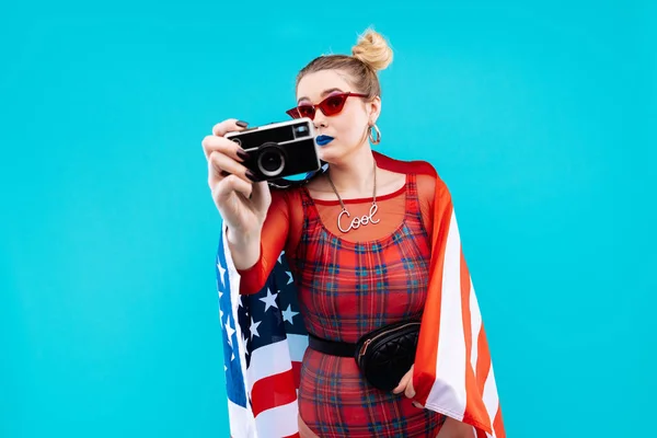 Mujer con dos pequeños bollos de pelo con bandera de su país — Foto de Stock