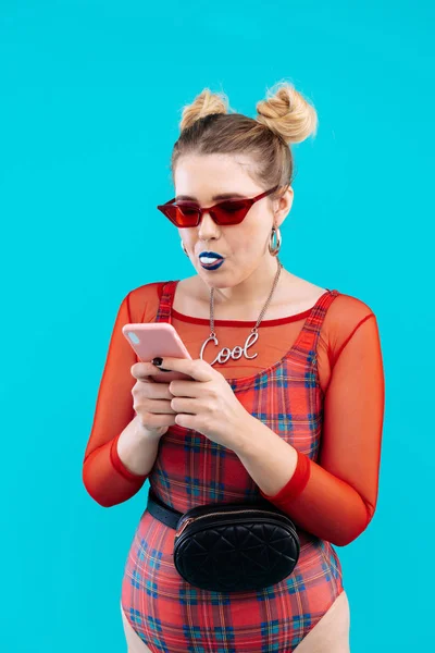 Mujer rubia masticando goma de mascar y escribiendo mensaje — Foto de Stock