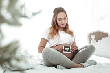 Hoş mutlu gelecekte anne ultrason yordam sonucu fotoğraf gözlemleyerek