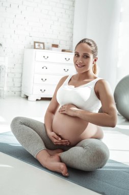 Huzurlu genç gelecekte anne midesini her iki el ile kaydırma