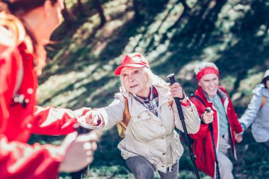 Hafta sonları yürüyüş sırasında inanılmaz duygu emekli kadın
