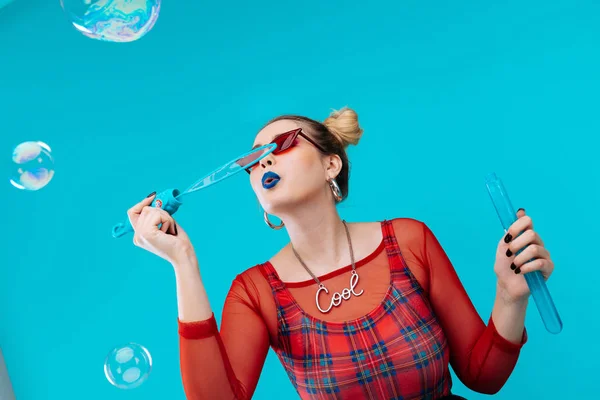 Kvinna med ljusa läppar bär fina halsband med såpbubblor — Stockfoto