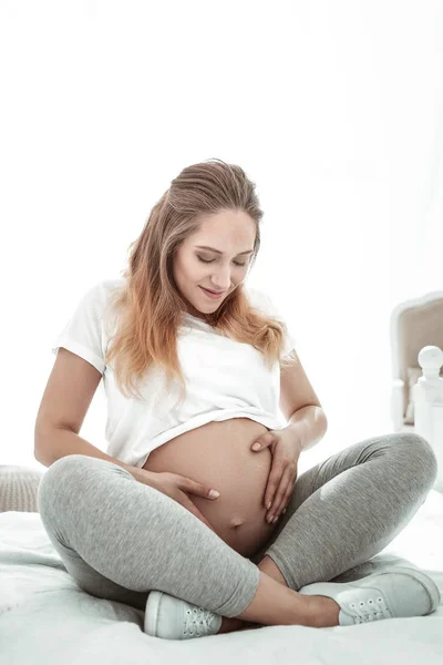 Señora agradable positivo sentado con las piernas cruzadas y observando — Foto de Stock