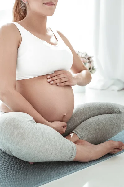 Rahat giysiler içinde huzurlu yakışıklı hamile kadın — Stok fotoğraf