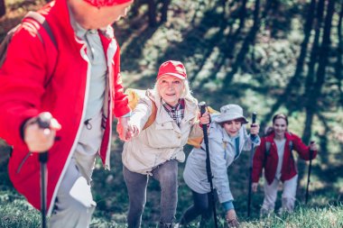Kamp yaparken emekli karısının elini tutarak şefkatli koca