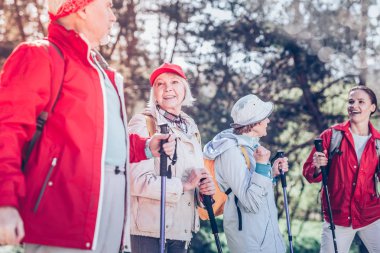 Sarışın emekli Bayan yakışıklı kocası arıyorum