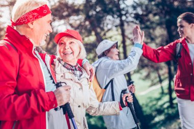 Emekli adam çekici onun bayanla sarılma sakallı