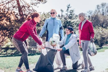 Orman temizlendikten sonra memnun hissediyorum aktif sorumlu insanlar