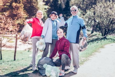 Aktif insanlar park temizlendikten sonra torbalar plastik ile gösterilen