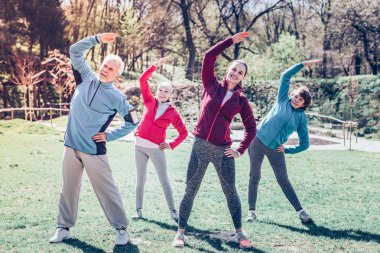 Emekli adam ve kadın spor sınıf dışında