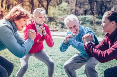 Kanepede seyir ve sabah egzersizleri yapıyor emekli insanlar