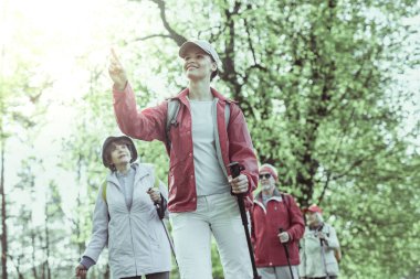 Kadın turist grubu için bir kılavuz olarak hizmet vermektedir