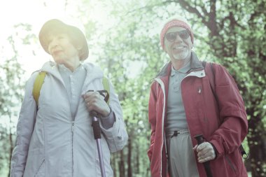 Hafta sonu hiking şık yaşlı insanlar