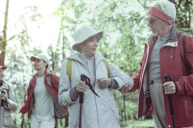 İki saat yürüyüş ormandaki harcama zevk yaşlılar
