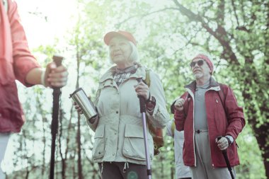 Birkaç özel personel kullanarak hiking yaşlılar