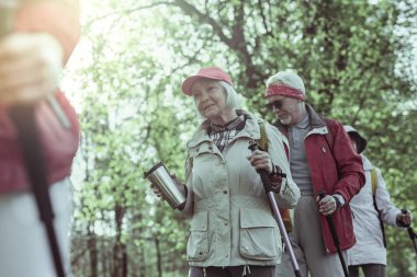 Trekking Polonyalılar ile ormandaki yaşlı insanlar