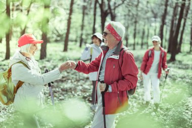 Kıdemli ortağı için bir çiçek verir