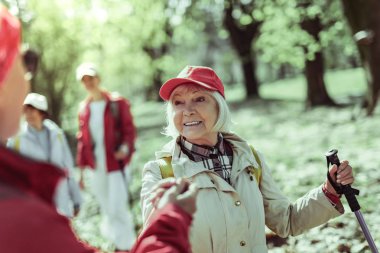 Yaşlı kadın kocası ile taze hava yürüyüş