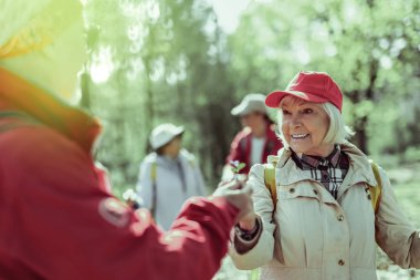 Gülümseyen kadın kocasından bir kır çiçeği alma