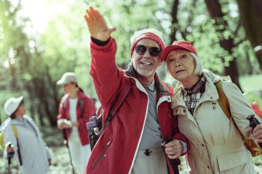 Kıdemli ortağı ormanı mekanlara shoving