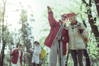Yaşlı adam ve karısı doğal konumlar arıyorsunuz