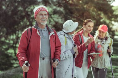 Dağlar'da yürüyüş zevk etkin yaşlı adam