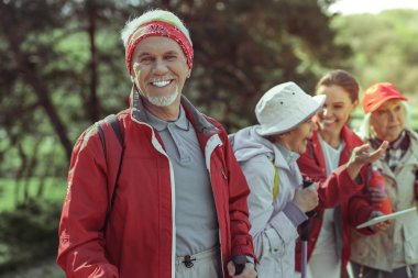 Açık zaman geçirmekten zevk gülümseyen yaşlı adam