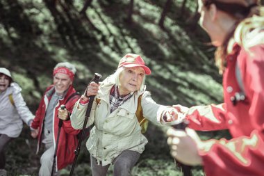 Yaşlılar ile egzersiz yaparak güçlü genç eğitmeni