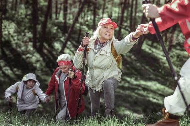 Uzun saçlı yaşlı kadın yardım Kılavuzu