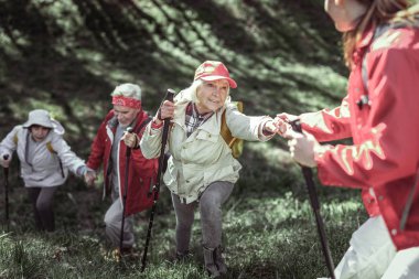 Ormanda yürüyüş sahip moda eski halk