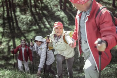 Trendy ekoturizm içinde pratik yaş kadında