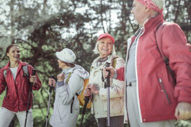 Yaşlı insanlar onların egzersiz ile güzel bir Bayan bitirme