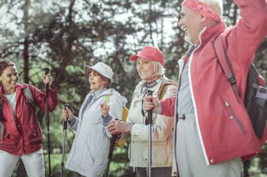 Yaşlı insanlar ve birbirleriyle konuşmak genç bayan büyük şirketten