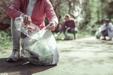 Modern spor ayakkabı plastik şişe alarak kadında
